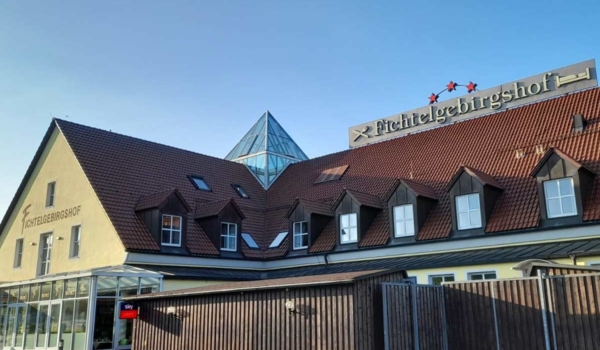 Der Fichtelgebirgshof in Himmelkron hat seit rund einem Monat wieder sein Restaurant geöffnet. Archivfoto: Johannes Pittroff