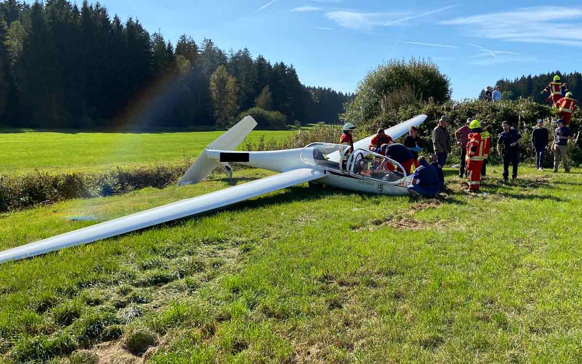 Das Segelflugzeug ist über die Landebahn hinausgeschossen. Foto: Polizei Münchberg