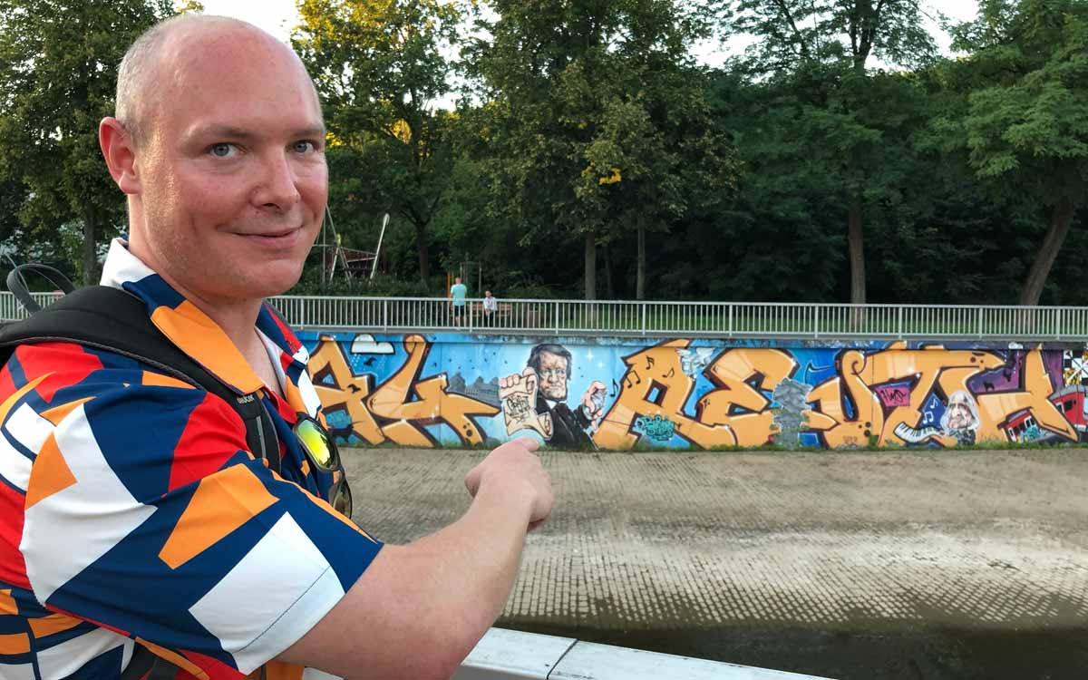 Der Bayreuther Street-Art-Experte Peter Oberndorfer zeigt das großformatige Bild 