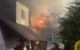 Das Feuer hat auch das Dach der Werkstatt ergriffen. Foto: NEWS5 / Fricke