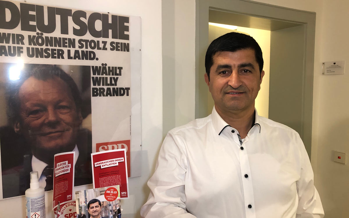 Der Bayreuther SPD-Landtagskandidat Halil Tasdelen bei der Wahlparty seiner Partei in Bayreuth. Foto: Johannes Pittroff