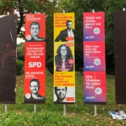 An der Stele am Eisstadion in Bayreuth haben noch nicht alle Parteien ihre Plakate abgehängt. Foto: Jennifer Burgmayr