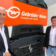 Gebrüder Weiss-Geschäftsführer Joachim Beck (li.) und der Bayreuther Unternehmer Christian Wedlich sind beide zufrieden mit der Übernahme. Foto: Johannes Pittroff