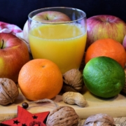 Frisches Obst und frischer Saft kommen bei vielen im Herbst auf den Tisch. Symbolbild: Pixabay