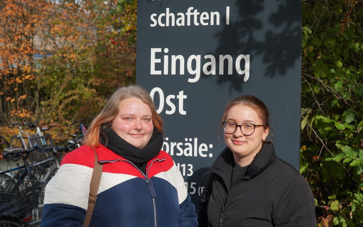 Julia Mayer, 23 (links) und Alina Yoldas, 19 (rechts) studieren Biochemie an der Universität Bayreuth. Foto: Jennifer Burgmayr