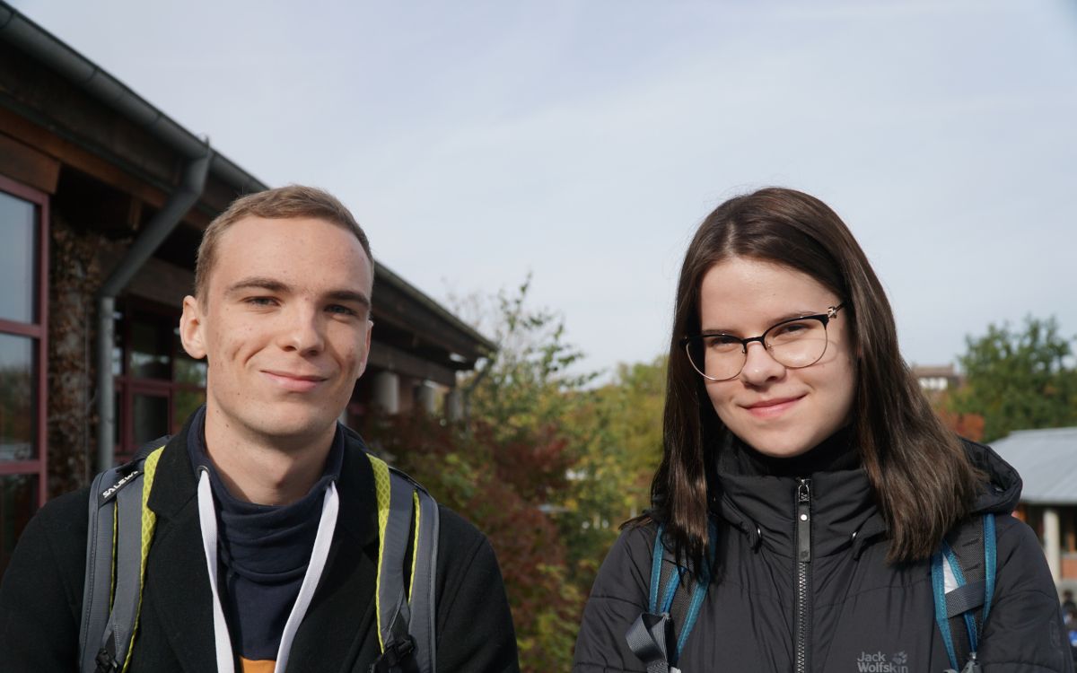 Marten Große (links) und Amelie Eick, 18 (rechts) studieren beide Jura an der Universität Bayreuth. Foto: Jennifer Burgmayr
