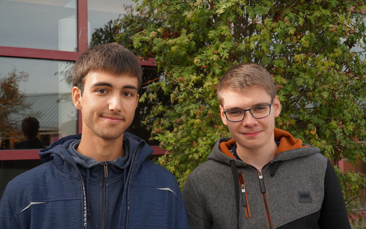Fabian Missbach, 20 (links) und Jan Schmidt, 18 (rechts) studieren beide Informatik an der Universität Bayreuth. Foto: Jennifer Burgmayr