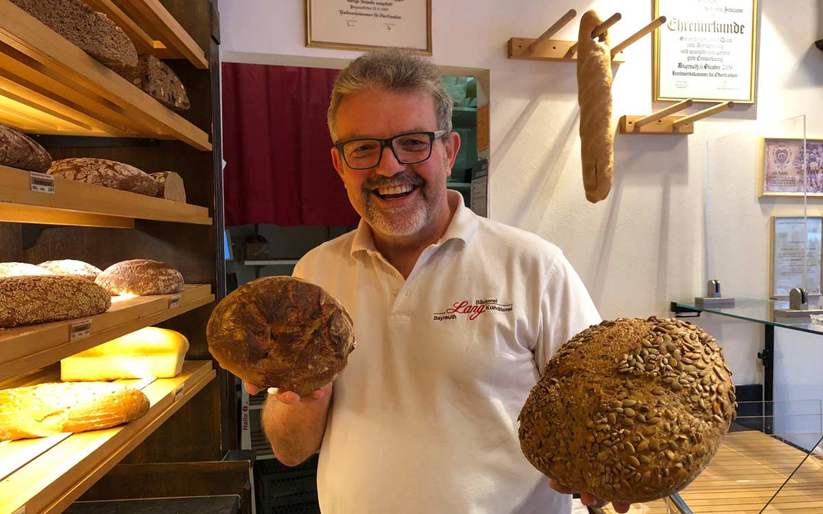 Bäckermeister Thomas Zimmer von der Bayreuther Bäckerei Lang freut sich, dass seine Kunden so zufrieden sind. Foto: Jennifer Burgmayr