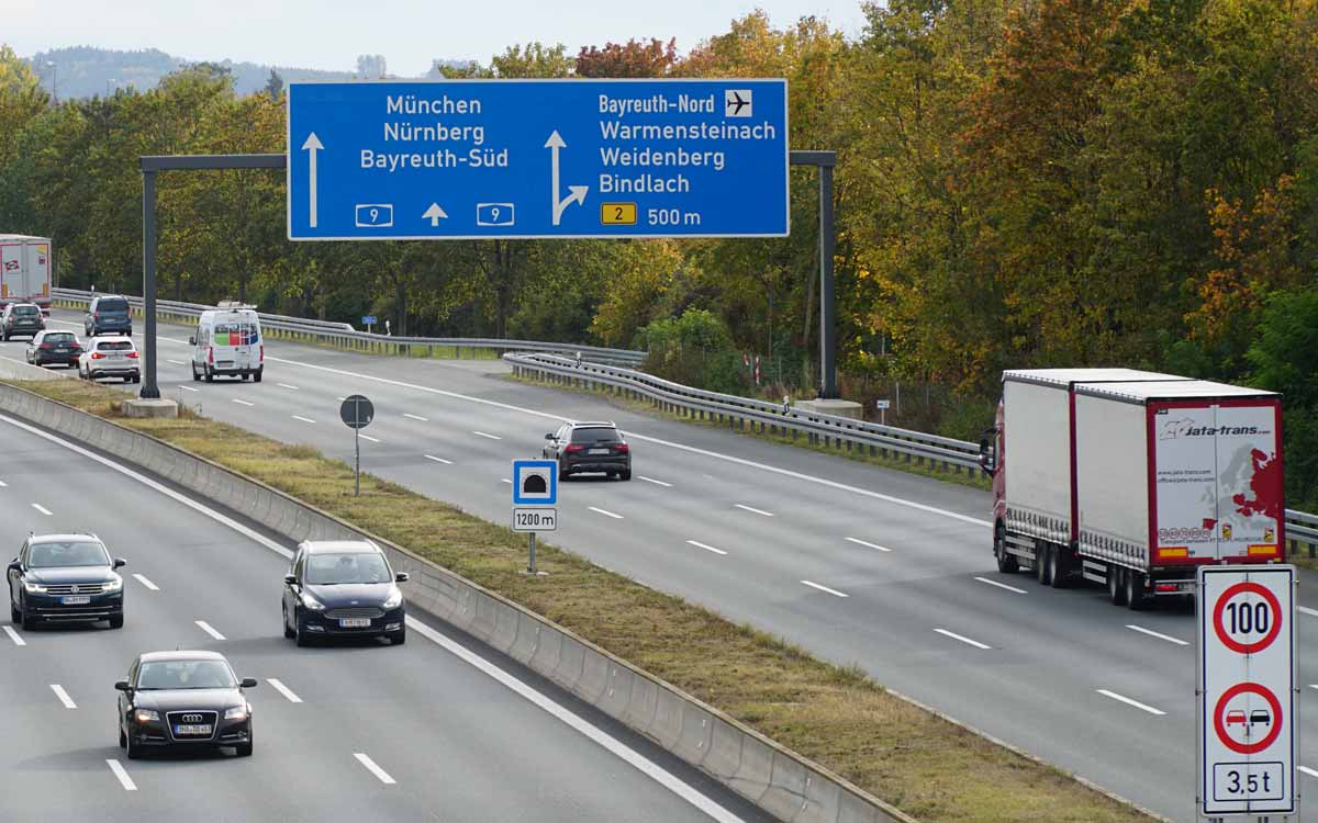 Die alternative Ausfahrt Bayreuth-Nord soll ungefähr auf Höhe des Schildes kommen. Foto: Johannes Pittroff