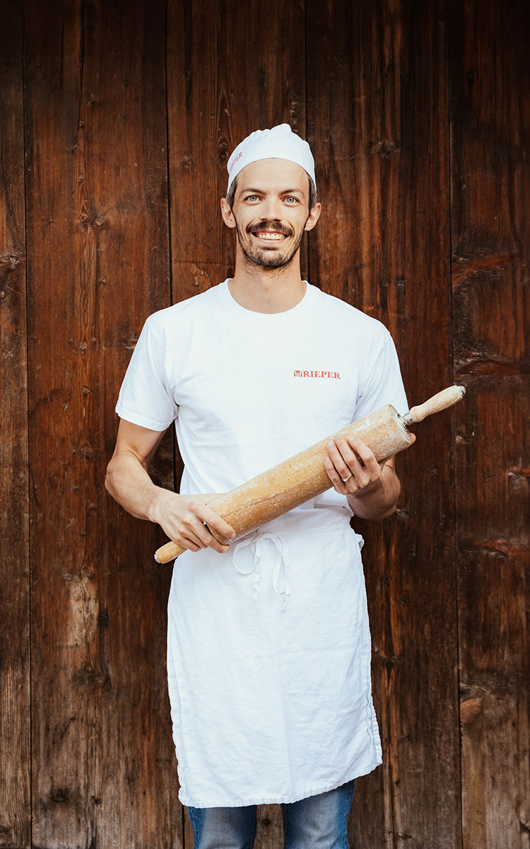 Mit dem jungen Bäcker Nikolas für einen Tag das Backhandwerk mitgestalten. ©Alex Moling