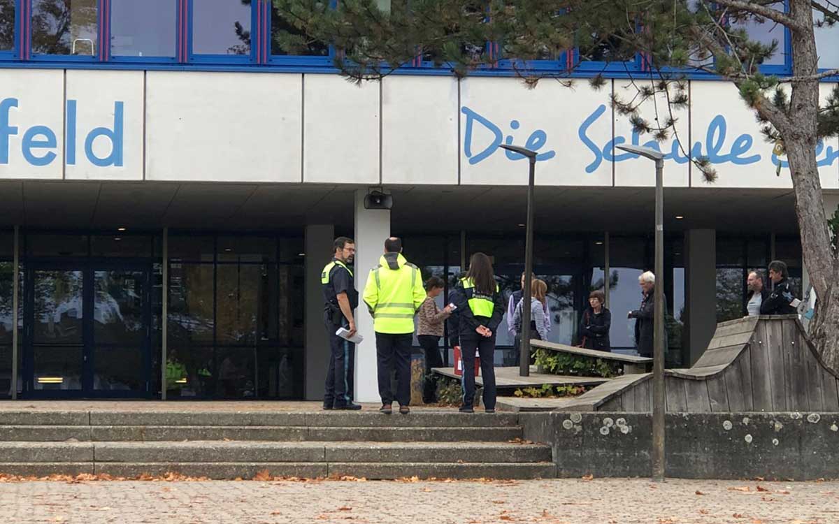 Die Polizei durchsucht nach einer Bombendrohung die Hollfelder Gesamtschule. Foto: Tim Felder