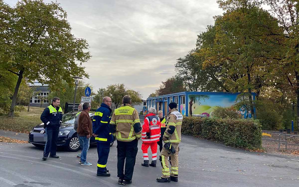Die Polizei durchsucht nach einer Bombendrohung die Bayreuther Alexander-von-Humboldt-Realschule. Foto: Tim Felder
