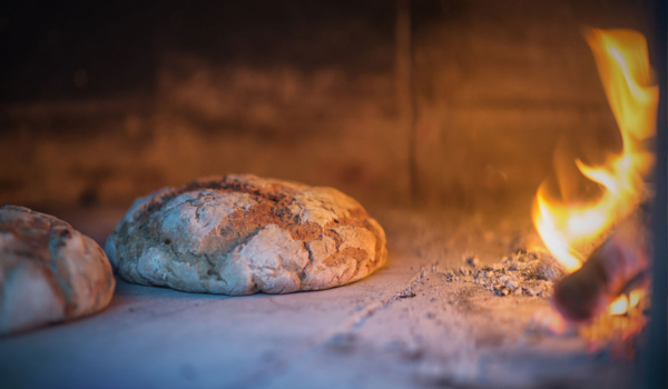 Brot-Backen in einem traditionellen Ofen @ Filippo Galluzzi