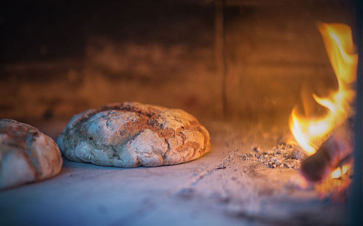 Brot-Backen in einem traditionellen Ofen @ Filippo Galluzzi