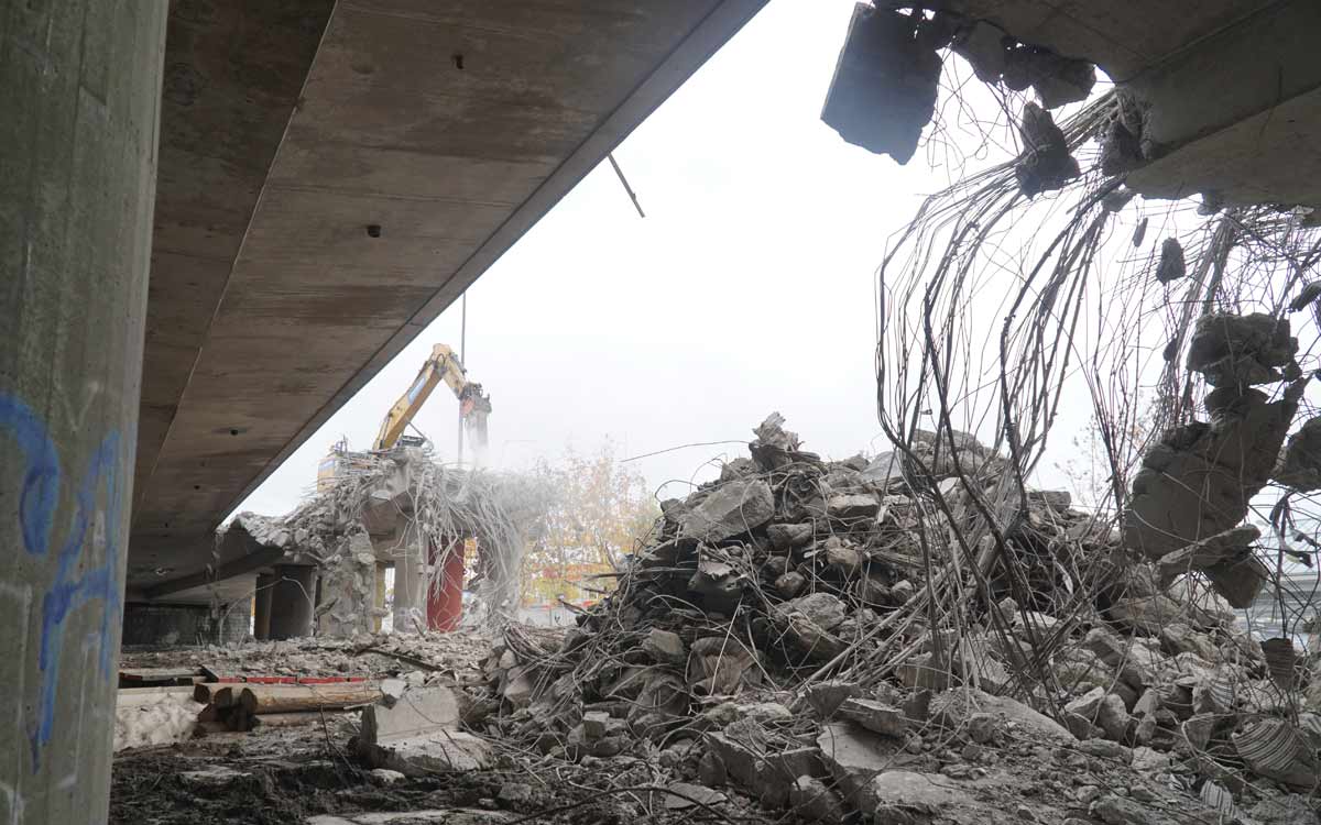 Die erste Hochbrücken-Rampe ist schon abgerissen. Archivfoto: Johannes Pittroff
