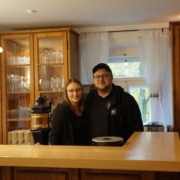 Barbara Schmolke und Tobias Färber in ihrem Wirtshaus “Zum Brettla” in Weidenberg. Foto: Jennifer Burgmayr