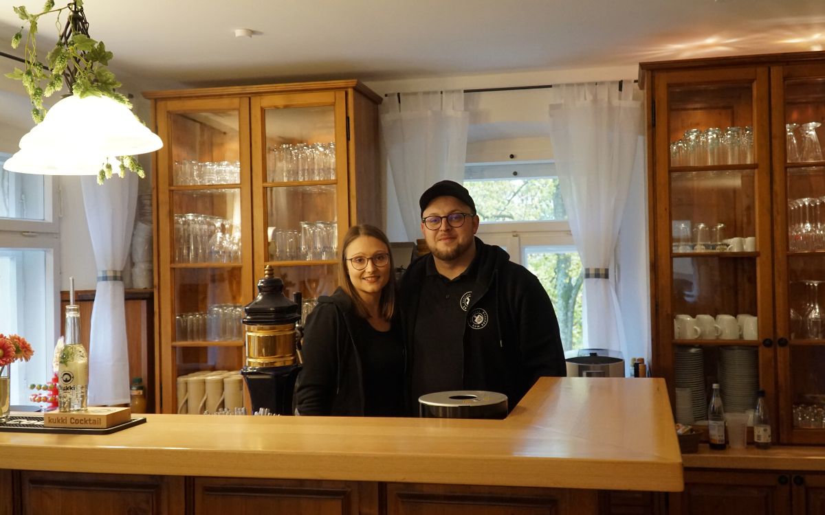 Barbara Schmolke und Tobias Färber in ihrem Wirtshaus “Zum Brettla” in Weidenberg. Foto: Jennifer Burgmayr