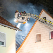 Die Einsatzkräfte bekämpfen den Scheunenbrand in Oberfranken. Foto: NEWS5 / Merzbach