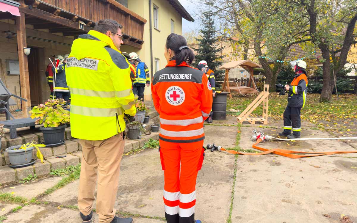Bei dem Einsatz in Tröbersdorf waren mehrere Feuerwehren und das BRK im Einsatz. Foto: BRK Bayreuth