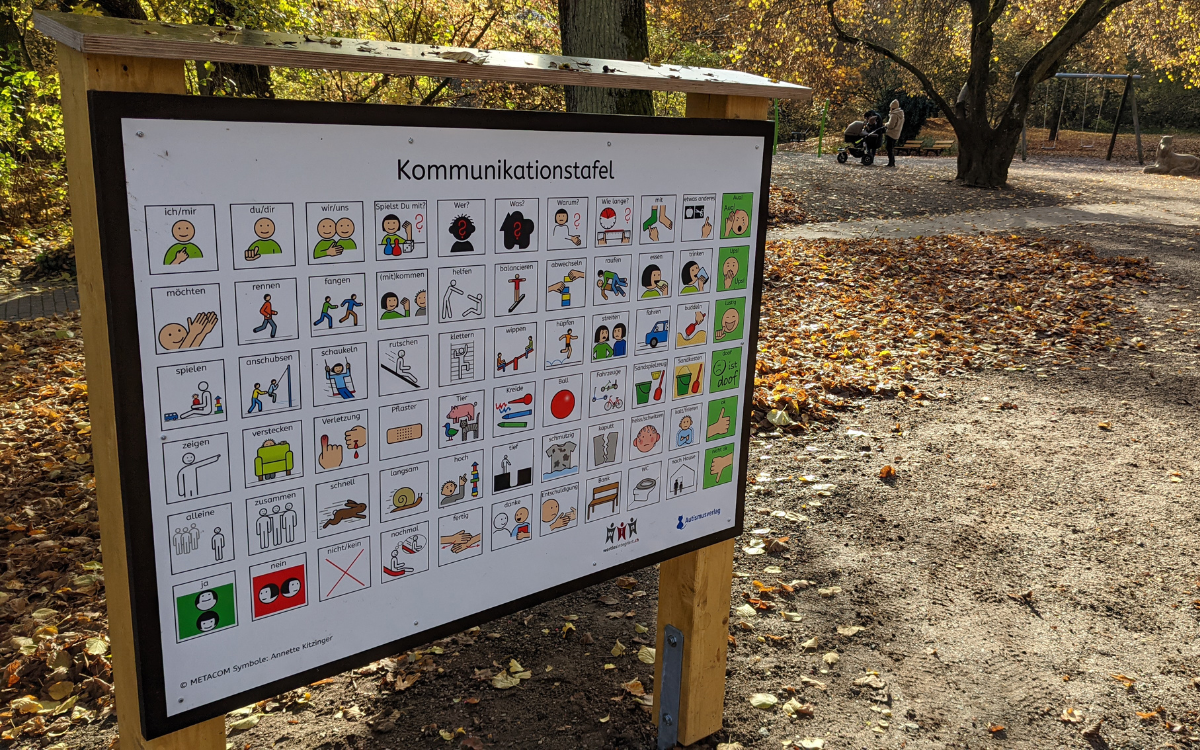 Eine der neuen inklusiven Kommunikationstafeln steht am Spielplatz Röhrensee. Foto: Stadt Bayreuth