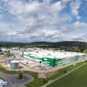 Das neue Logistikzentrum von Mann+Hummel ist dank der weiß-grünen Fassade schon von weitem gut erkennbar. Foto: Mann+Hummel