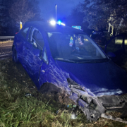 Das Auto des 21-jährigen Unfallverursachers landete schwer beschädigt im Graben an der B303. Foto: Polizeiinspektion Marktredwitz