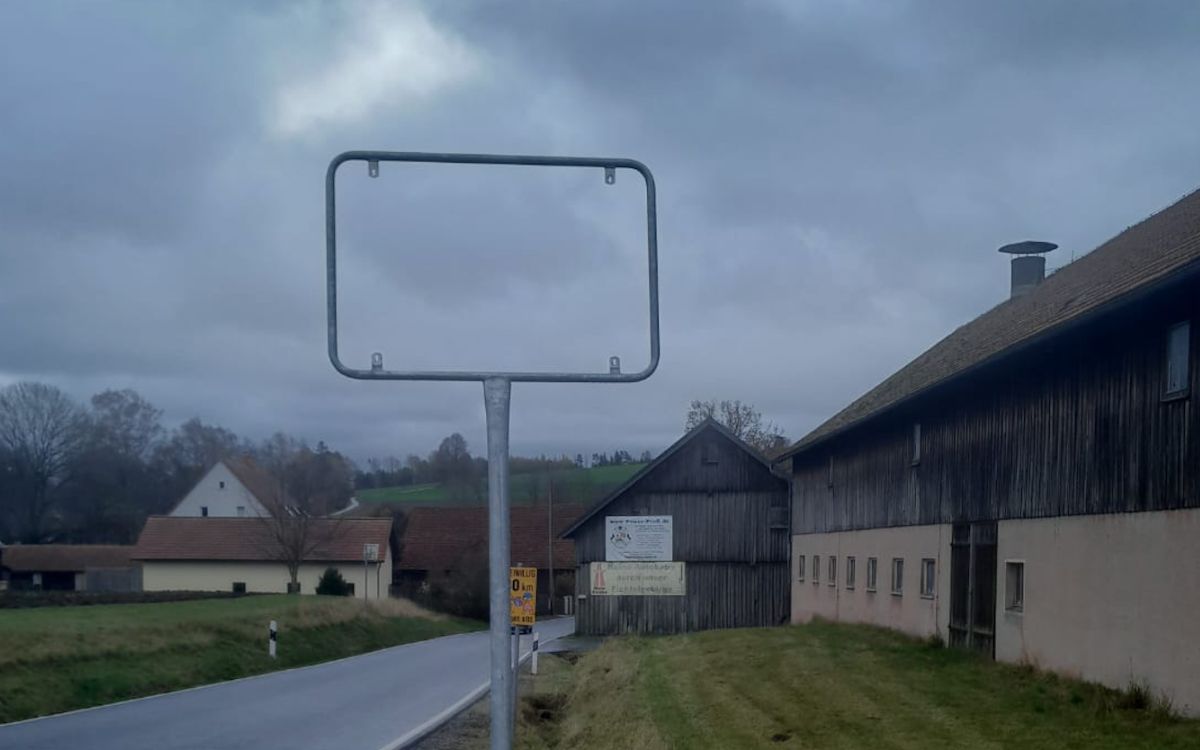Ein Dieb entwendete das Ortsschild von Wasserknoden im Landkreis Bayreuth. Foto: Jürgen Hartmann