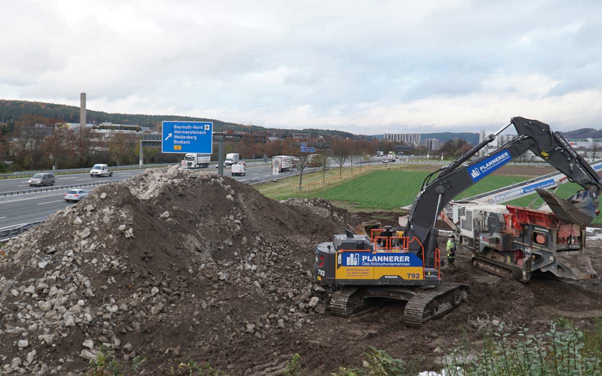 Die Überreste der ersten abgerissenen Hochbrücken-Rampe werden nun zerkleinert. Foto: Johannes Pittroff