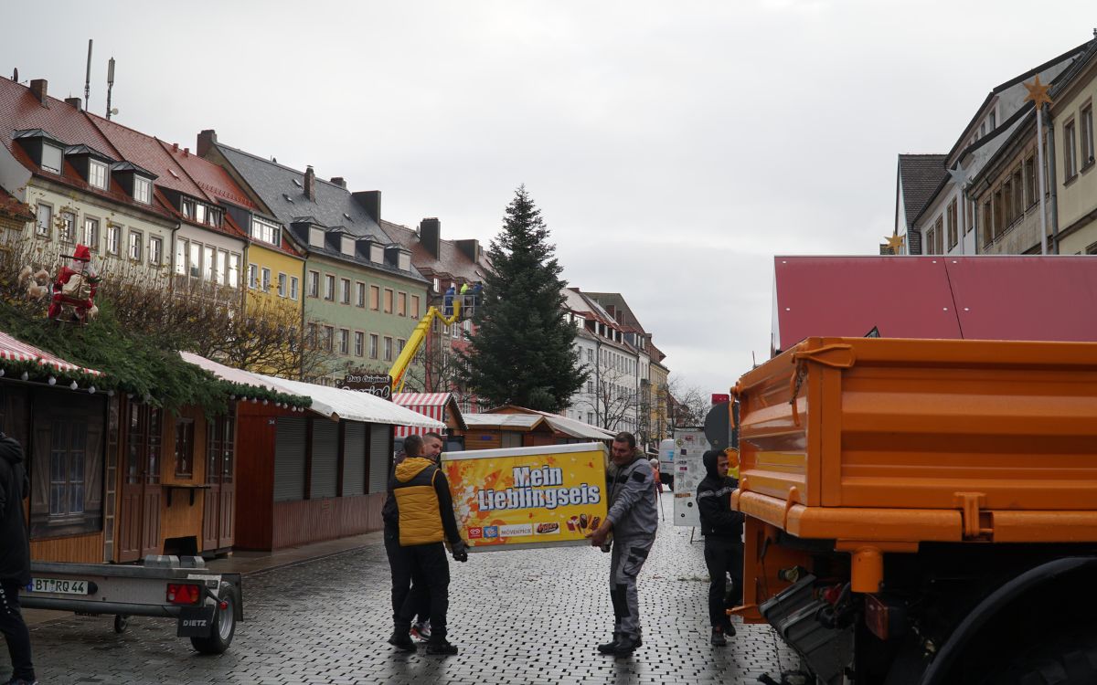 Die Aufbauarbeiten für den Bayreuther Weihnachtsmarkt 2023 sind schon im Gange. Foto: Jennifer Burgmayr