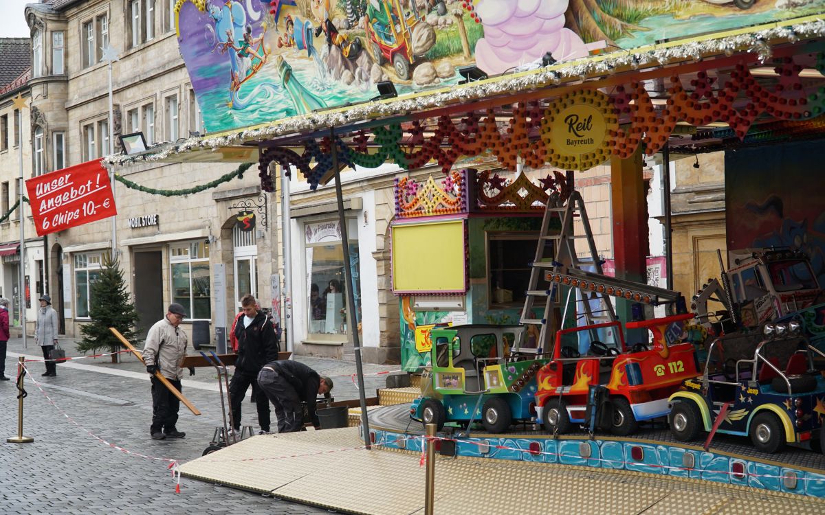 Die Aufbauarbeiten für den Bayreuther Weihnachtsmarkt 2023 sind schon im Gange. Foto: Jennifer Burgmayr