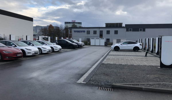 Der neue Ladepark ist mit insgesamt 20 Tesla V4 Ladesäulen ausgestattet. Foto: Bjarne Bahrs