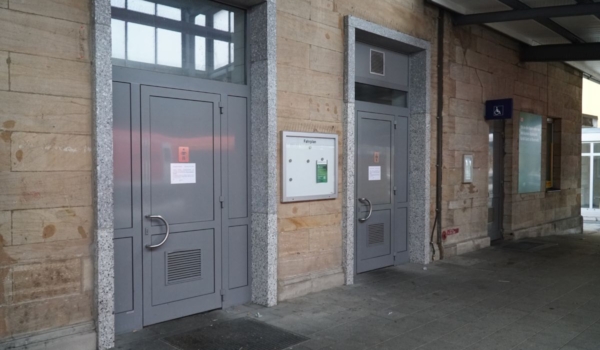 Die Toiletten am Bayreuther Bahnhof sind wegen Vandalismus geschlossen. Von der Schließung ausgenommen ist das Behinderten-WC. Foto: Hans Koch