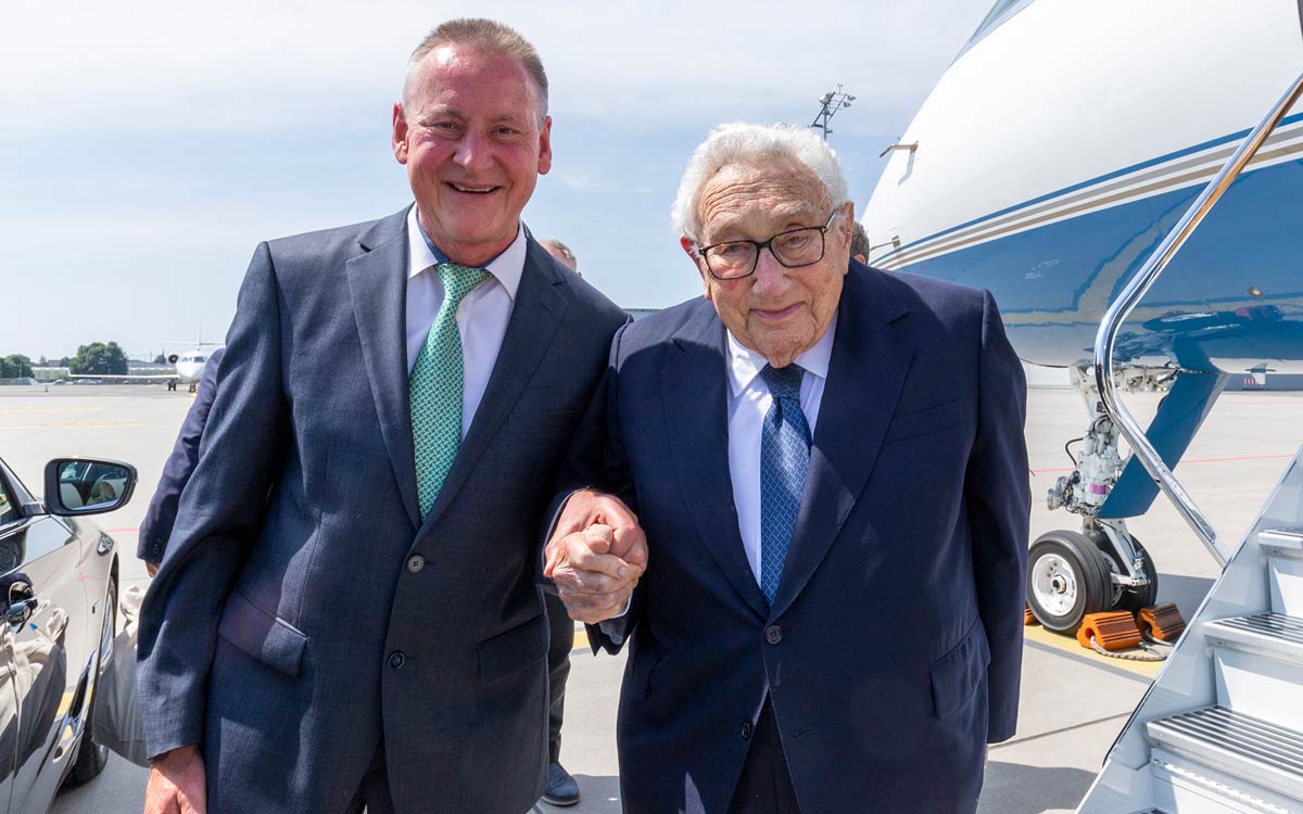 Henry Kissinger bei seinem letzten Besuch in Fürth im Juni 2023, zusammen mit Fürths Oberbürgermeister Thomas Jung. Foto: Stadt Fürth, Mittelsdorf