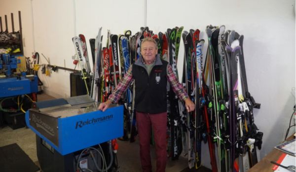 Bert Sperl repariert und pflegt in seiner Werkstatt leidenschaftlich Skier. Foto: Benedikt Günther