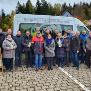 Neben Landrat, Bürgermeistern der Region und den Verantwortlichen aus dem Landratsamt waren auch die ehremantlichen Fahrer bei der Eröffnung des Projekts am Fichtelsee zugegen. Foto: Hannes Hüttinger (LRA Bayreuth)