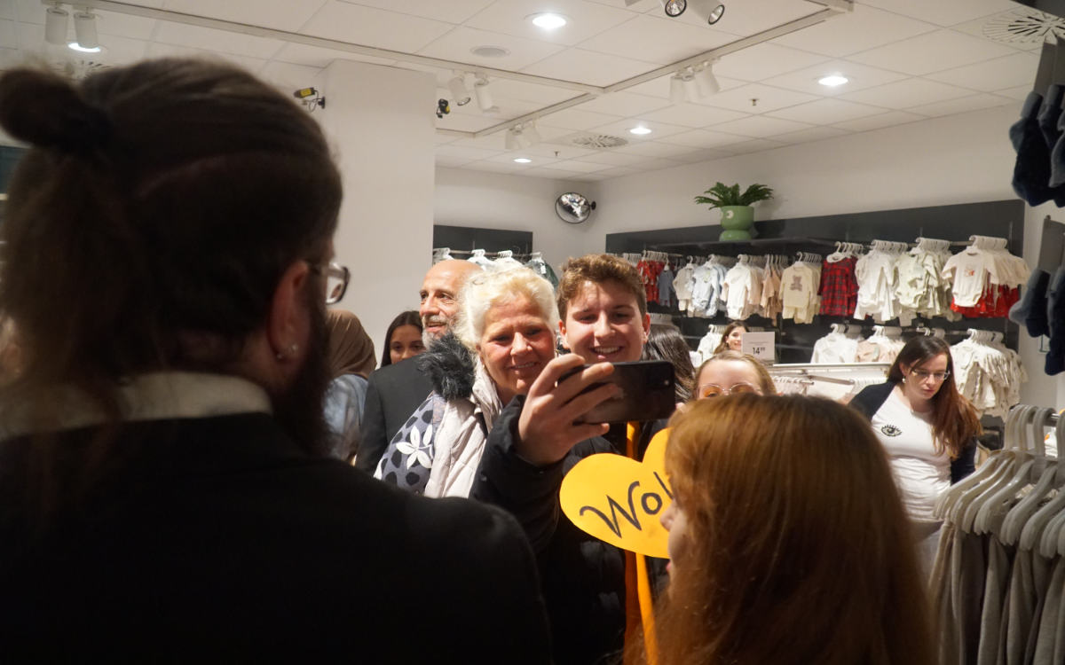 Silvia und Estefania Wollny besuchten am Samstag, den 9. Dezember, das Rotmain-Center. Foto: Bjarne Bahrs