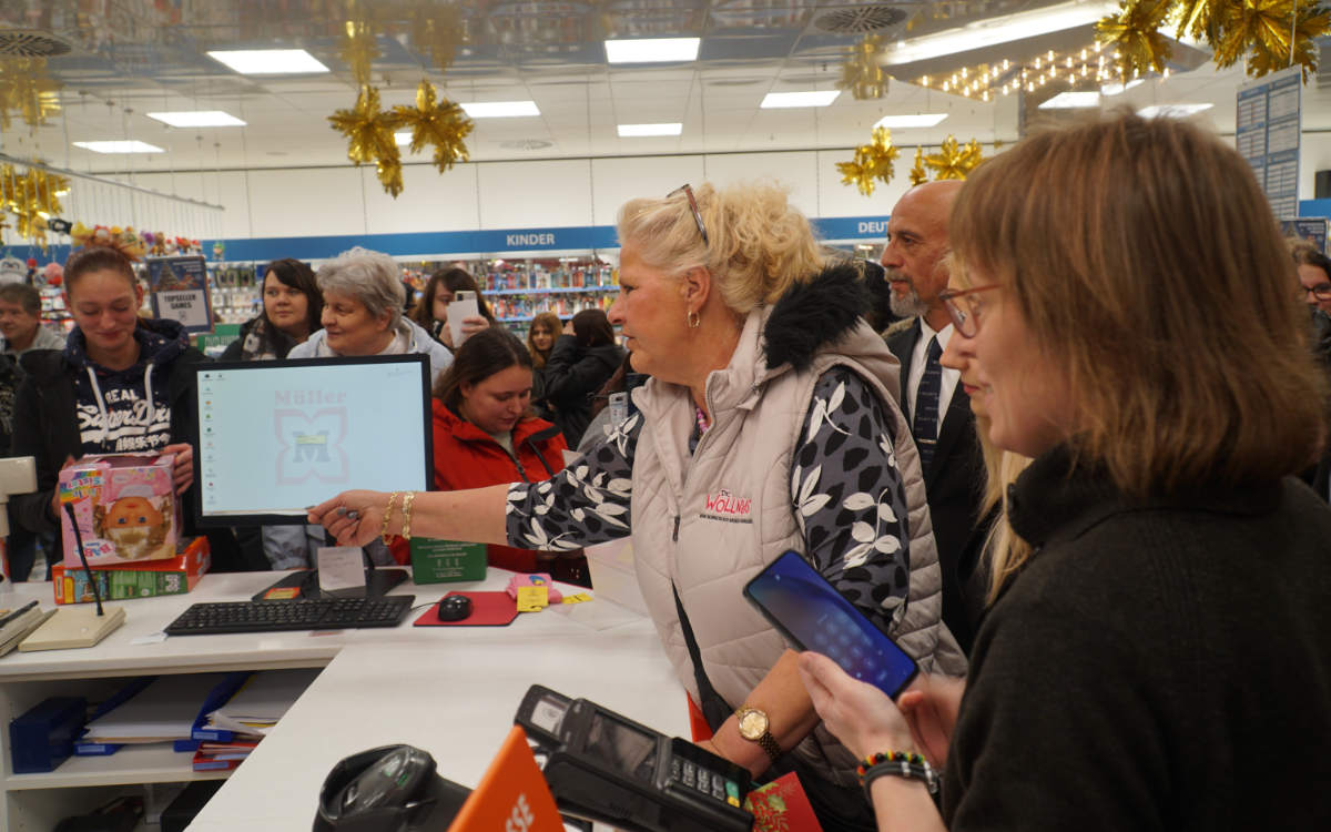 Silvia und Estefania Wollny besuchten am Samstag, den 9. Dezember, das Rotmain-Center. Foto: Bjarne Bahrs