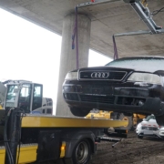 Ein Abschleppdienst hat den Audi unter der Bayreuther Hochbrücke am Freitagvormittag mitgenommen. Foto: Johannes Pittroff