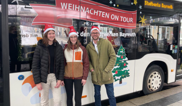 Der Weihnachtsbus der Stadtwerke wird in der Adventszeit durch Bayreuth fahren. Mitverantwortlich waren Bianca Wiesheier und Sophia Eck, die gemeinsam mit Pressesprecher Jan Koch das Projekt vorstellten (von links). Foto: bt-Redaktion