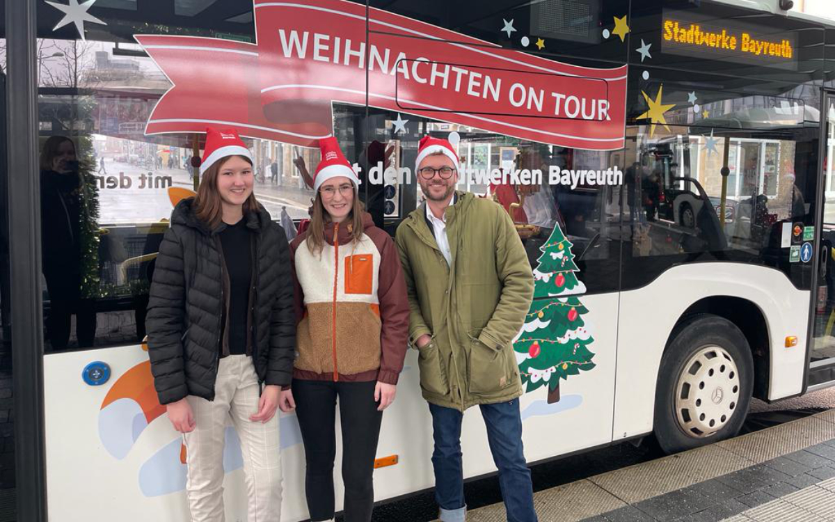 Der Weihnachtsbus der Stadtwerke wird in der Adventszeit durch Bayreuth fahren. Mitverantwortlich waren Bianca Wiesheier und Sophia Eck, die gemeinsam mit Pressesprecher Jan Koch das Projekt vorstellten (von links). Foto: bt-Redaktion
