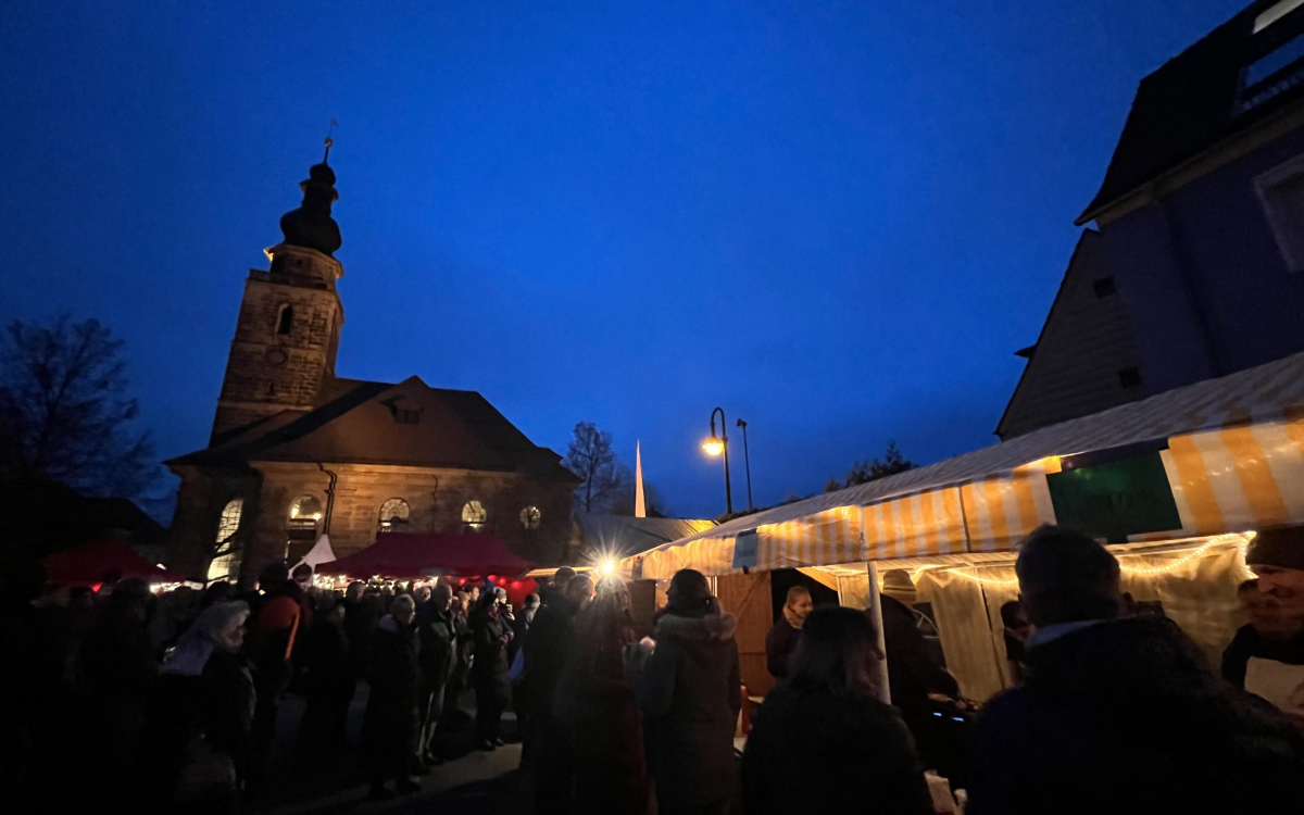 Am 1. Advent findet wieder der Sternenmarkt an der Ordenskirche in St. Georgen statt. Foto: Bayreuth Tourismus & Marketing