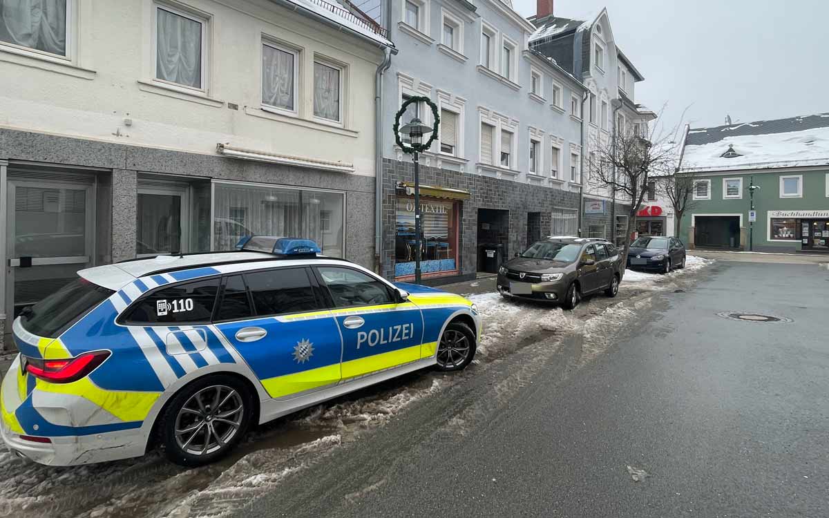 Die Polizei bei dem Einsatz in Rehau. Foto: News 5 / Fricke