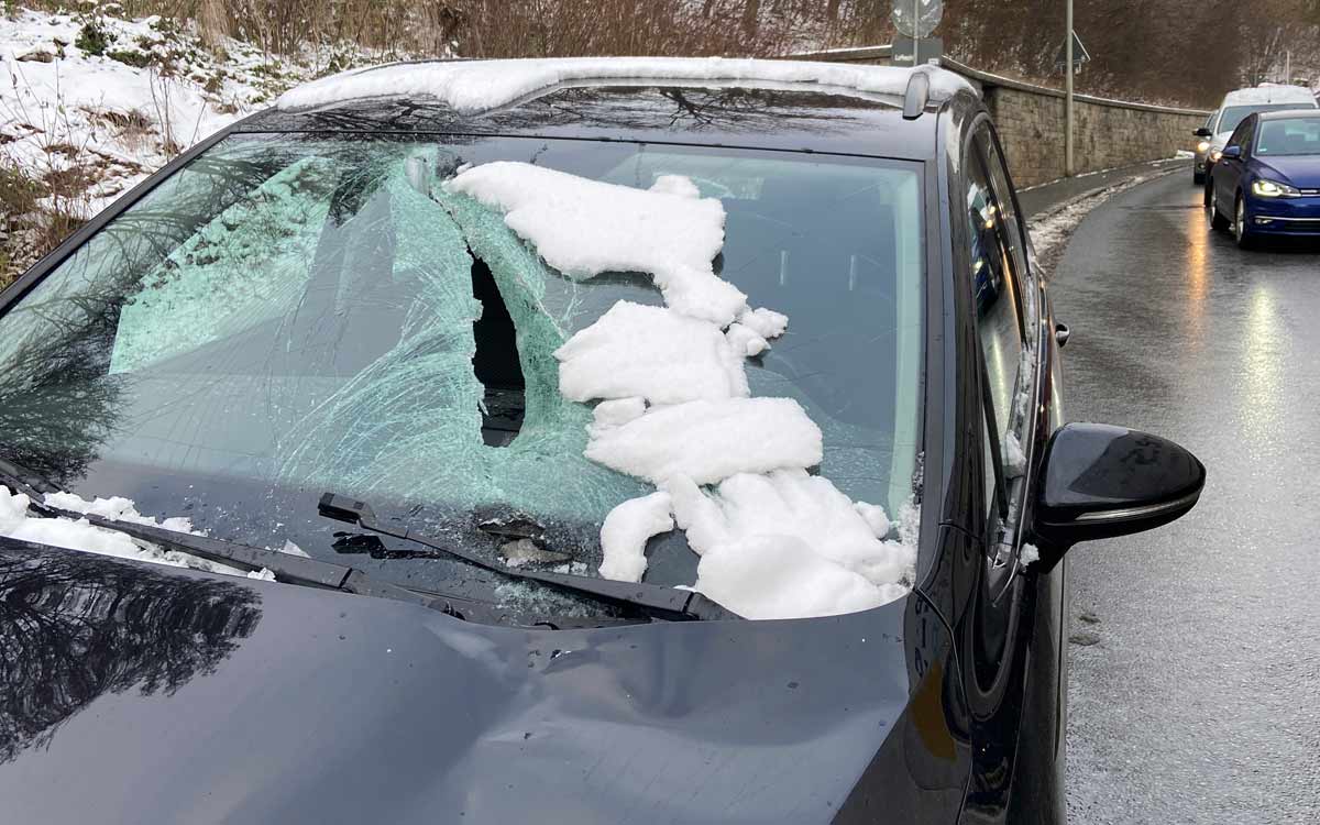 Die Eisplatte hat die Windschutzscheibe bei dem Unfall nahe Kulmbach zerstört. Foto: Polizei Stadtsteinach