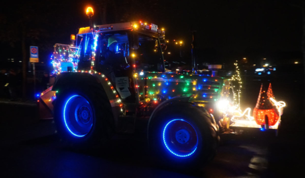 Die Weihnachtsfahrt der Traktoren am Samstag, den 9. Dezember, lockte viele Schaulustige. Foto: Bjarne Bahrs