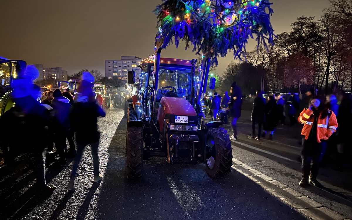 Die Weihnachtsfahrt der Traktoren am Samstag, den 9. Dezember, lockte viele Schaulustige. Foto: Bjarne Bahrs