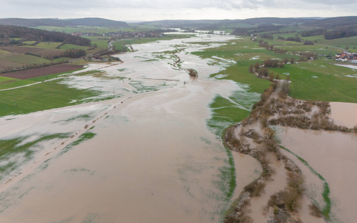 Am Sonntagmorgen, den 10. Dezember, kam es vermehrt in Oberfranken zu Überschwemmungen, wie hier in Busendorf im Landkreis Bamberg. Foto: NEWS5 / Merzbach