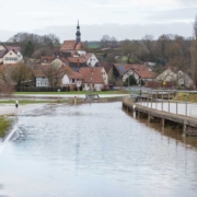 Am Sonntagmorgen, den 10. Dezember, kam es vermehrt in Oberfranken zu Überschwemmungen, wie hier in Busendorf im Landkreis Bamberg. Foto: NEWS5 / Merzbach