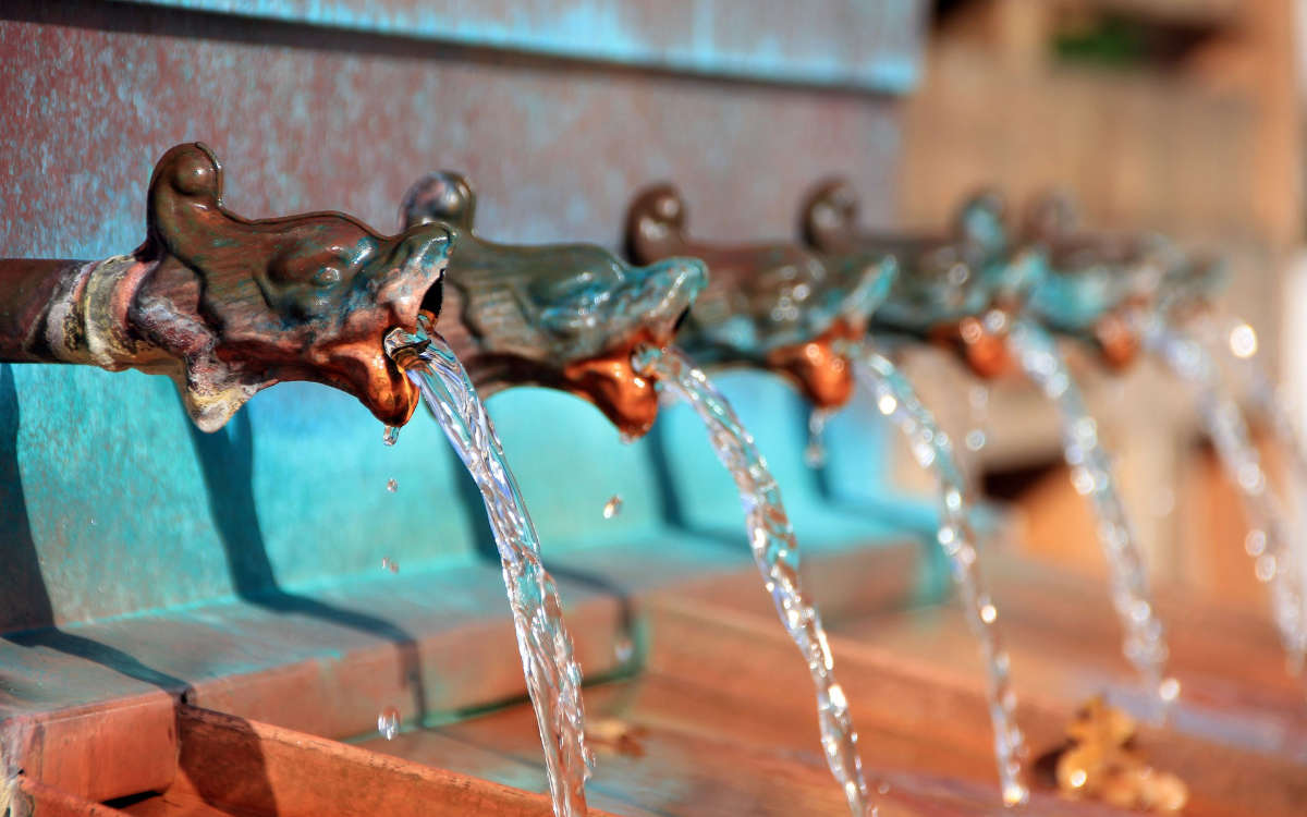 Unbekannte haben zwischen Donnerstag und Freitag einen Wasserspeier mitgehen lassen. Symbolbild: Pixabay