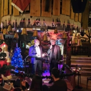 Pfarrer und Musiker gestalten die Adventsabende in dem Bayreuther Irish Pub. Foto: Dubliner Bayreuth