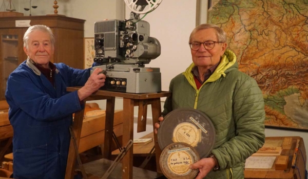 Die Vorsitzenden Günter Wild (li.) und Rainer Gill haben im Ködnitzer Dorfschulmuseum noch die alten 16-mm-FIlmrollen und den 